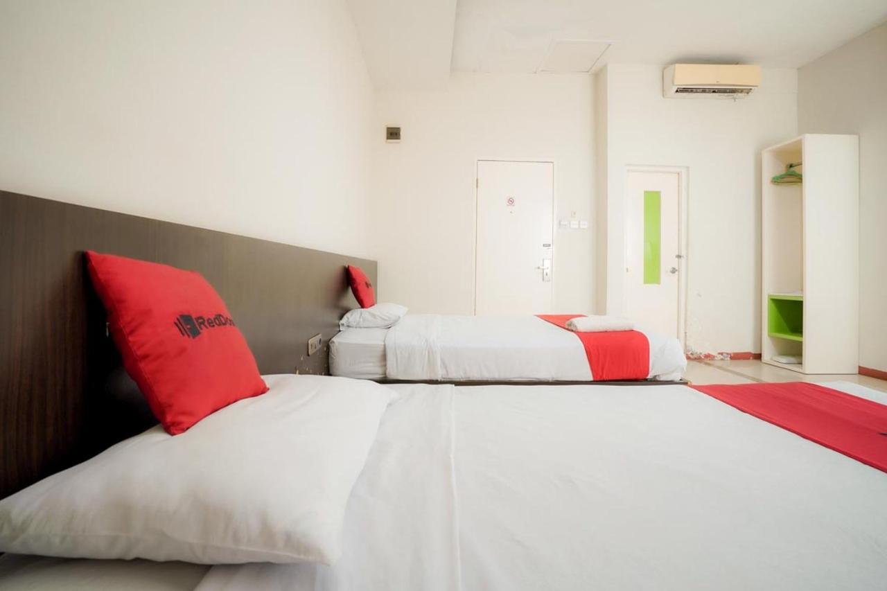 Hotel Reddoorz Near Pantai Pede à Labuan Bajo Extérieur photo