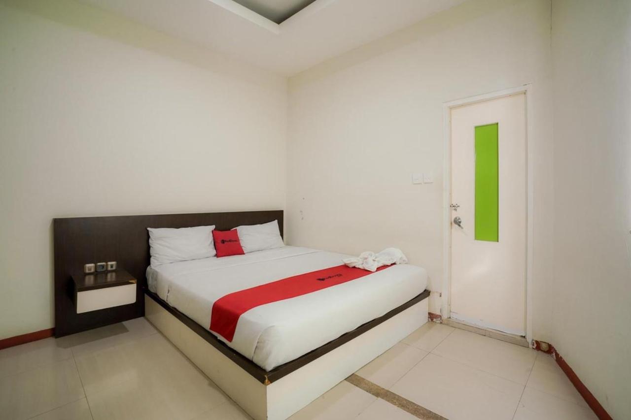 Hotel Reddoorz Near Pantai Pede à Labuan Bajo Extérieur photo