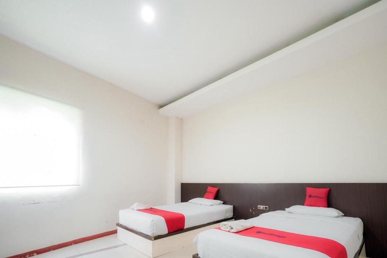 Hotel Reddoorz Near Pantai Pede à Labuan Bajo Extérieur photo