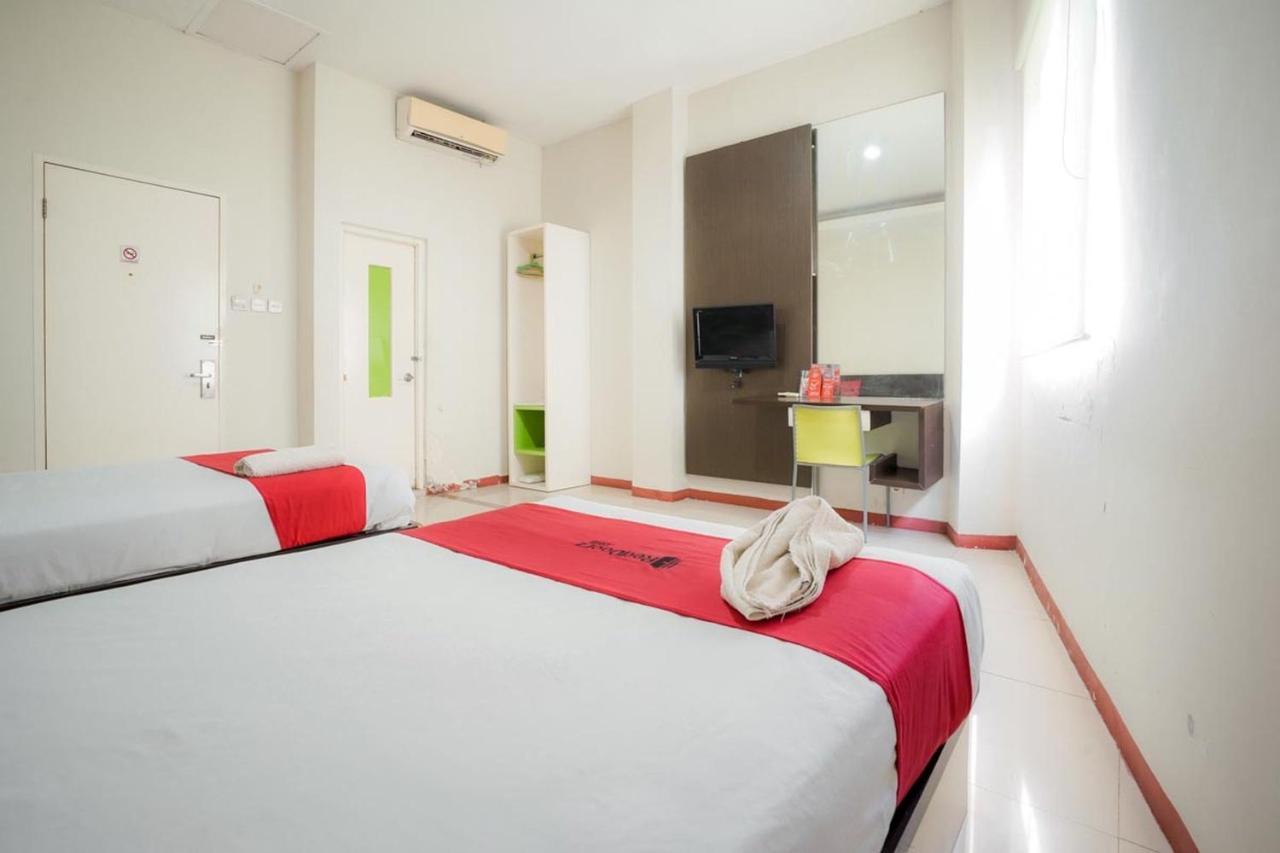 Hotel Reddoorz Near Pantai Pede à Labuan Bajo Extérieur photo