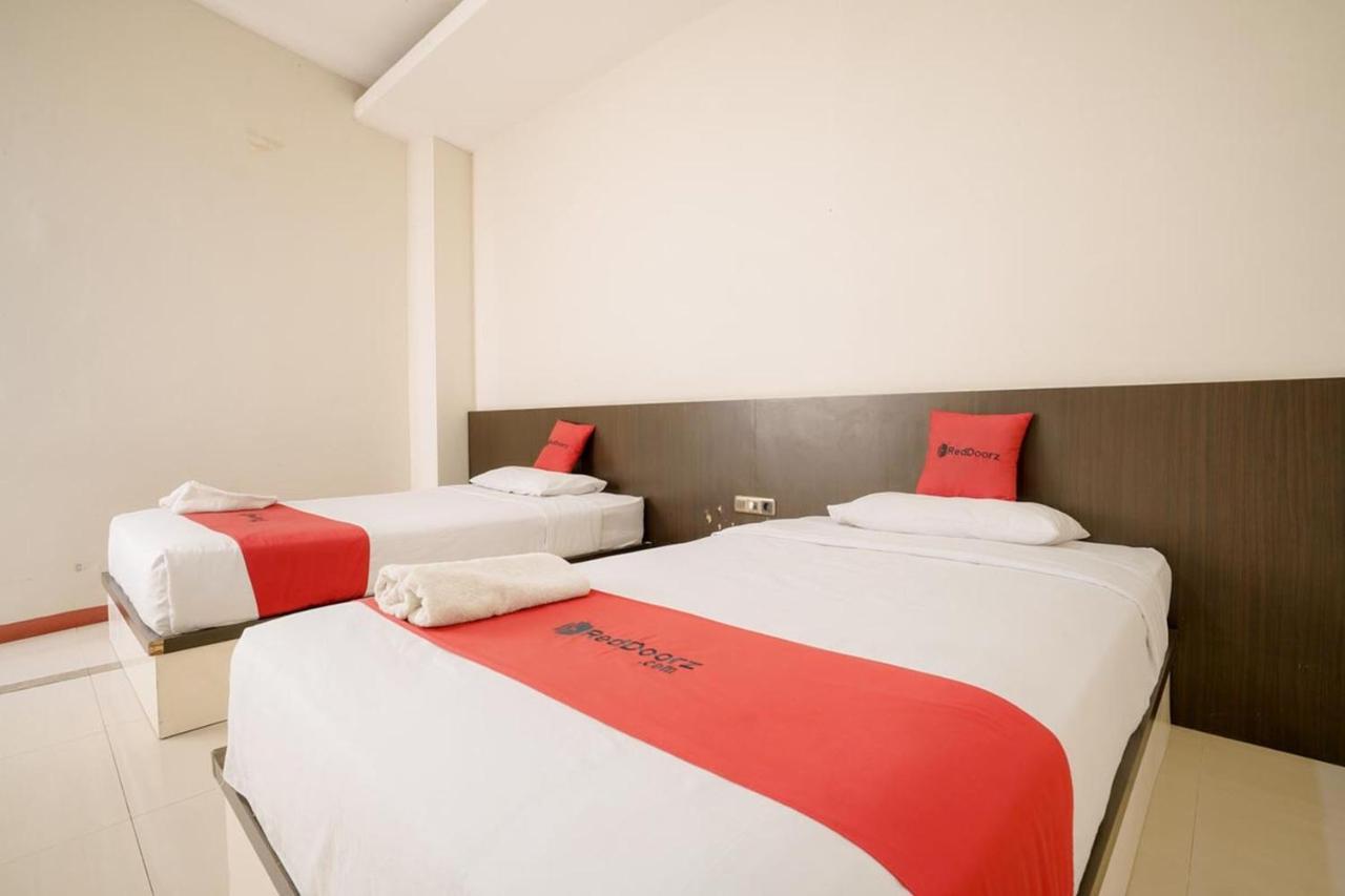 Hotel Reddoorz Near Pantai Pede à Labuan Bajo Extérieur photo