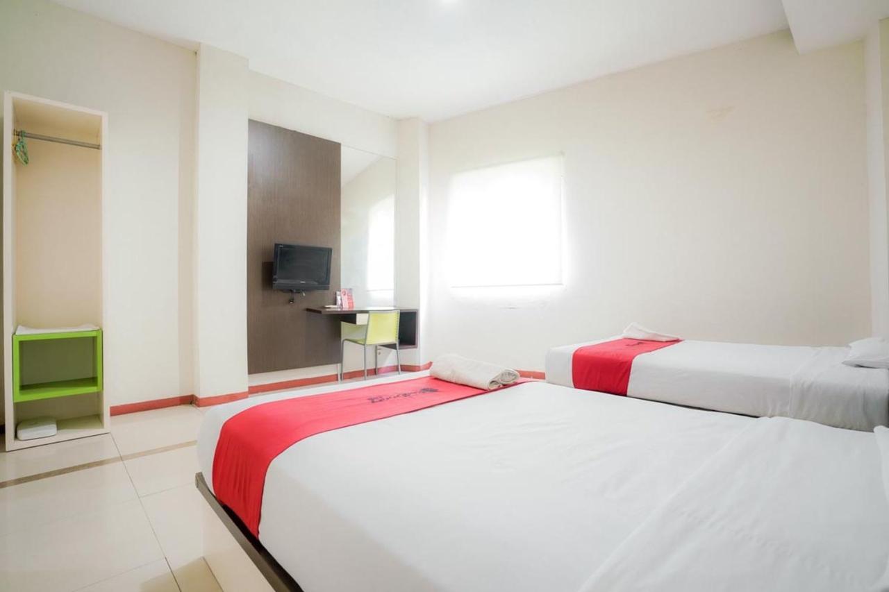 Hotel Reddoorz Near Pantai Pede à Labuan Bajo Extérieur photo