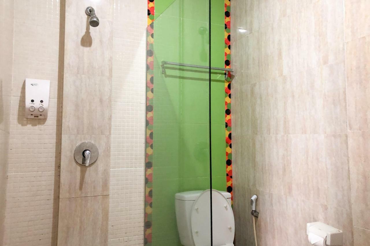 Hotel Reddoorz Near Pantai Pede à Labuan Bajo Extérieur photo