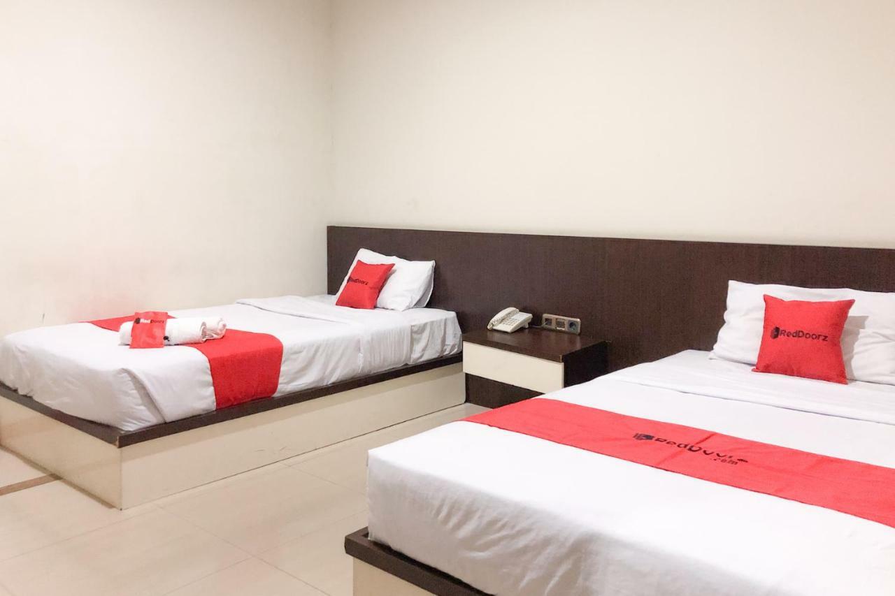 Hotel Reddoorz Near Pantai Pede à Labuan Bajo Extérieur photo