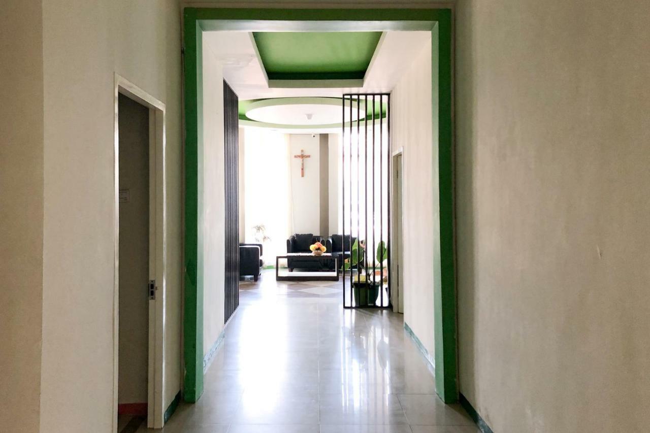 Hotel Reddoorz Near Pantai Pede à Labuan Bajo Extérieur photo