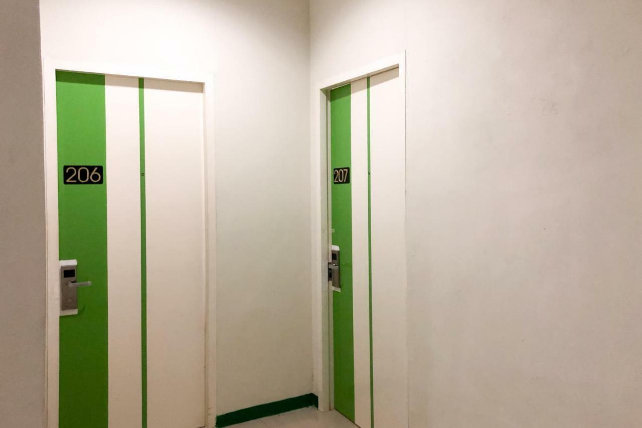 Hotel Reddoorz Near Pantai Pede à Labuan Bajo Extérieur photo