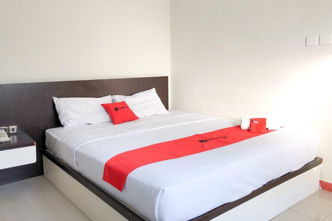Hotel Reddoorz Near Pantai Pede à Labuan Bajo Extérieur photo