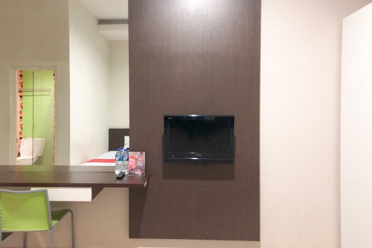 Hotel Reddoorz Near Pantai Pede à Labuan Bajo Extérieur photo