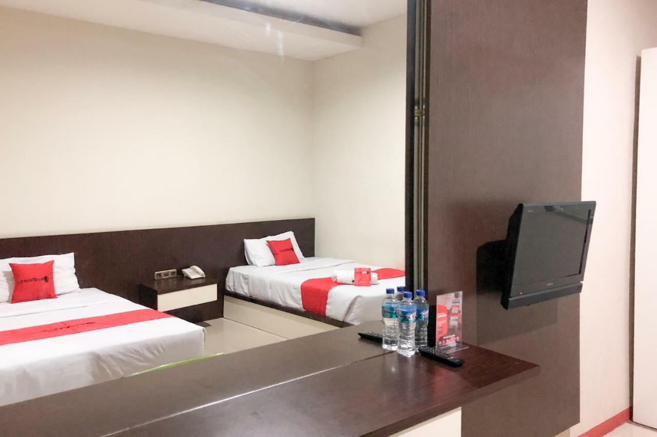 Hotel Reddoorz Near Pantai Pede à Labuan Bajo Extérieur photo