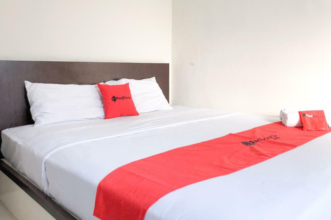 Hotel Reddoorz Near Pantai Pede à Labuan Bajo Extérieur photo